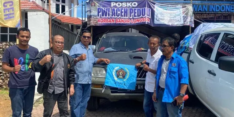 Penyerahan bantuan PWI Aceh Peduli kepada wartawan terdampak bencana